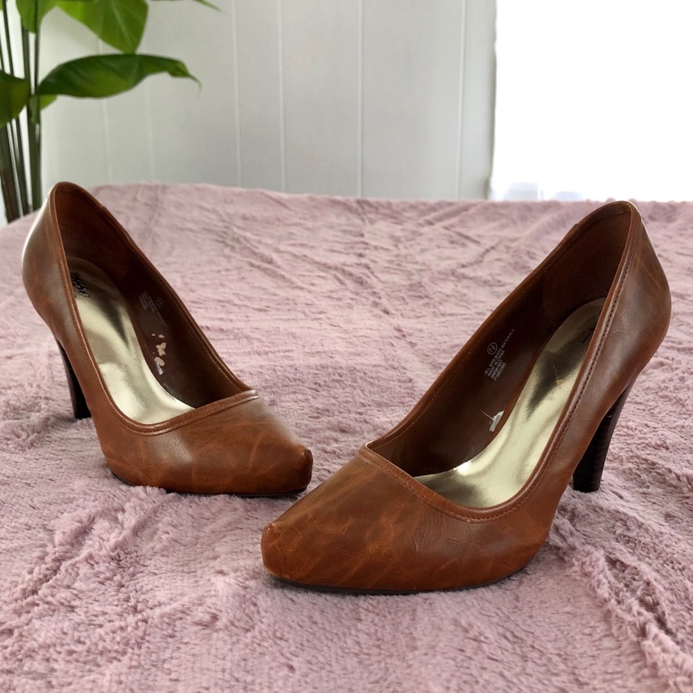 Mossimo Distressed Brown Pointed Toe Heels